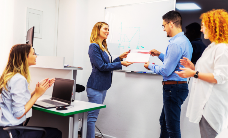 Certificación Salesforce: rutas, costos de examen y salarios por rol