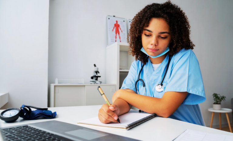 Maestría online en Salud Pública: planes de estudio, becas y empleabilidad